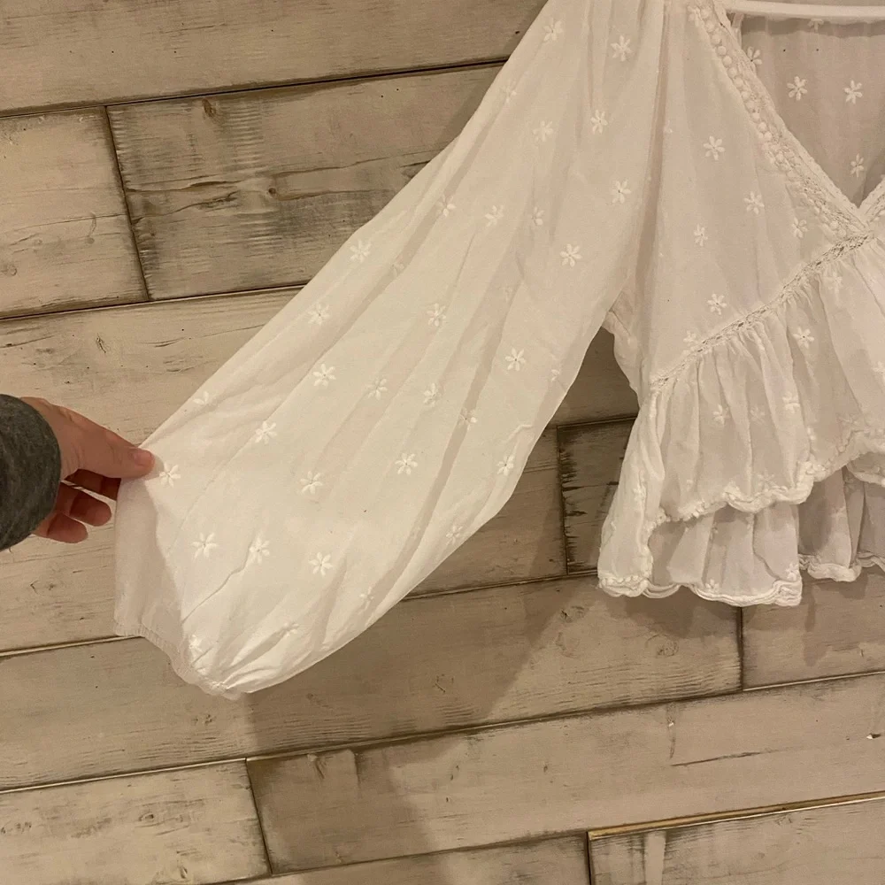 ๐ฉSOLD- Artizia - Sunday Best - white embroidered boho Blouse. - Picture 5 of 11